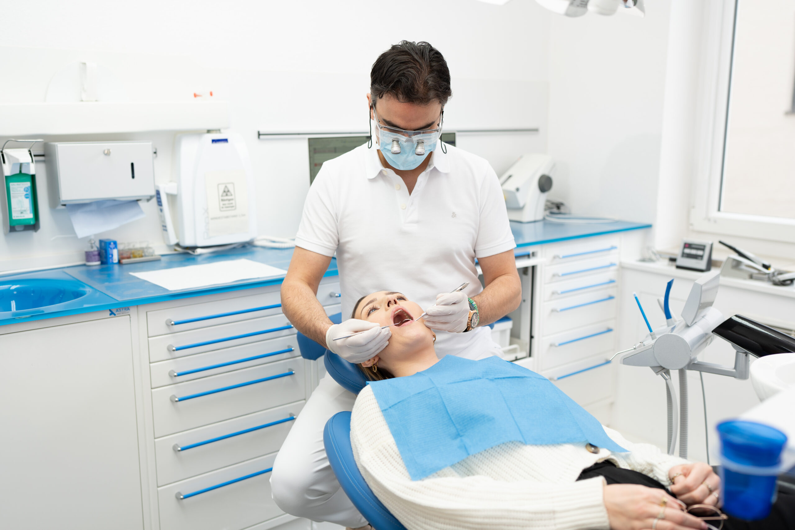 Wurzelbehandlung München, Stachus Innenstadt Zahnarzt Dr. Fakhoury mit Patient
