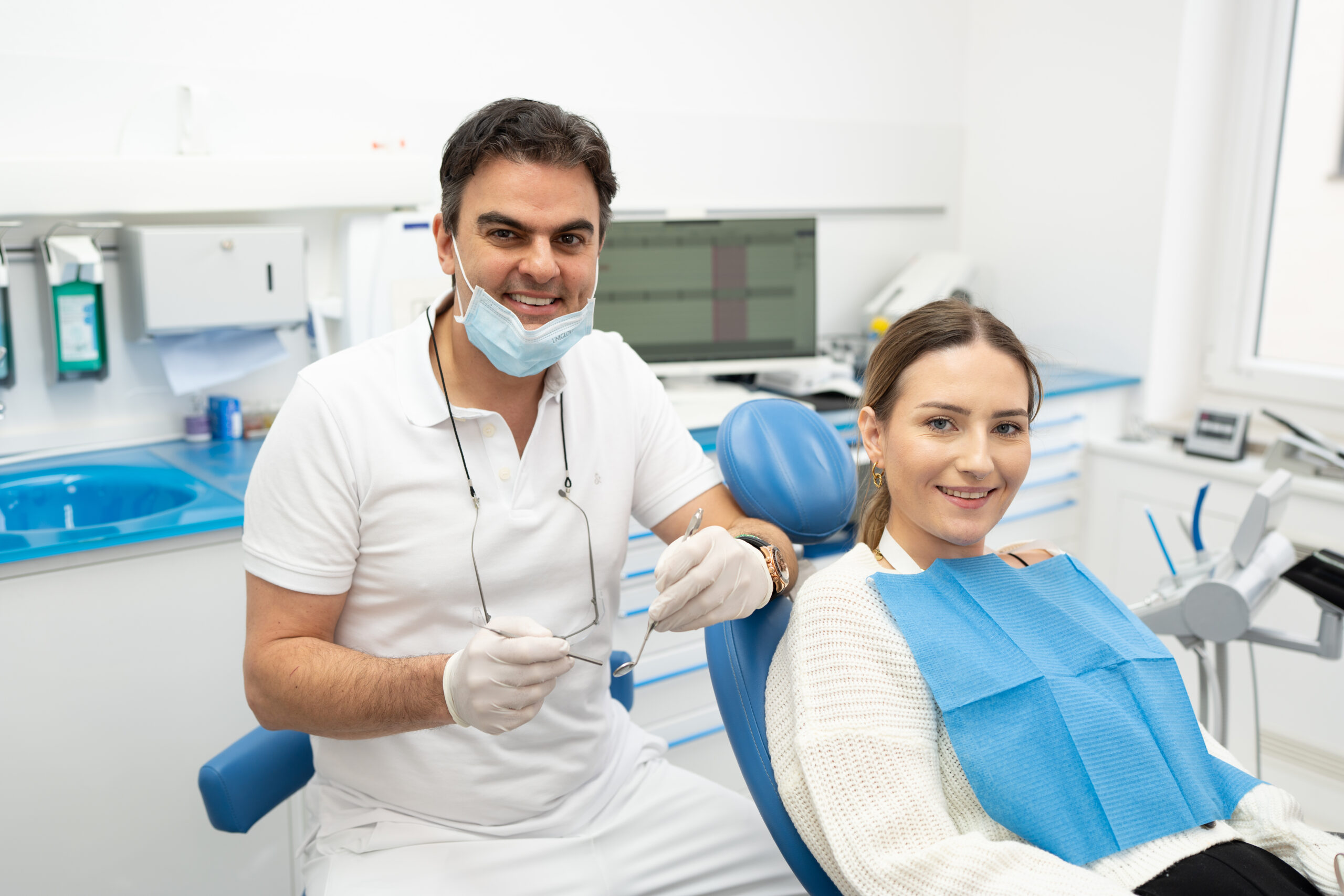 Parodontologie München, Stachus Innenstadt Zahnarzt Dr. Fakhoury mit Patientin