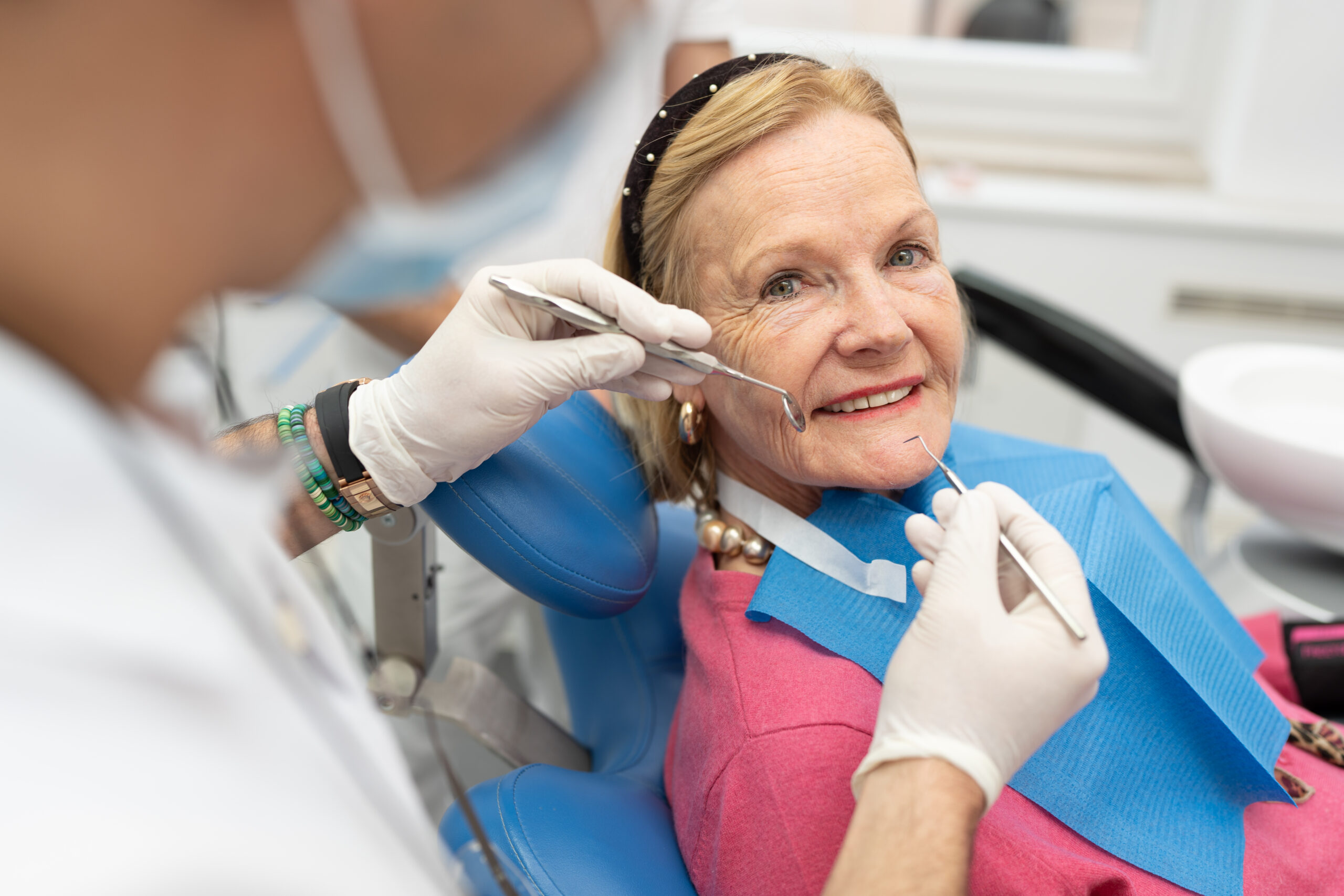 Parodontologie München, Stachus Innenstadt Zahnarzt Seniorin