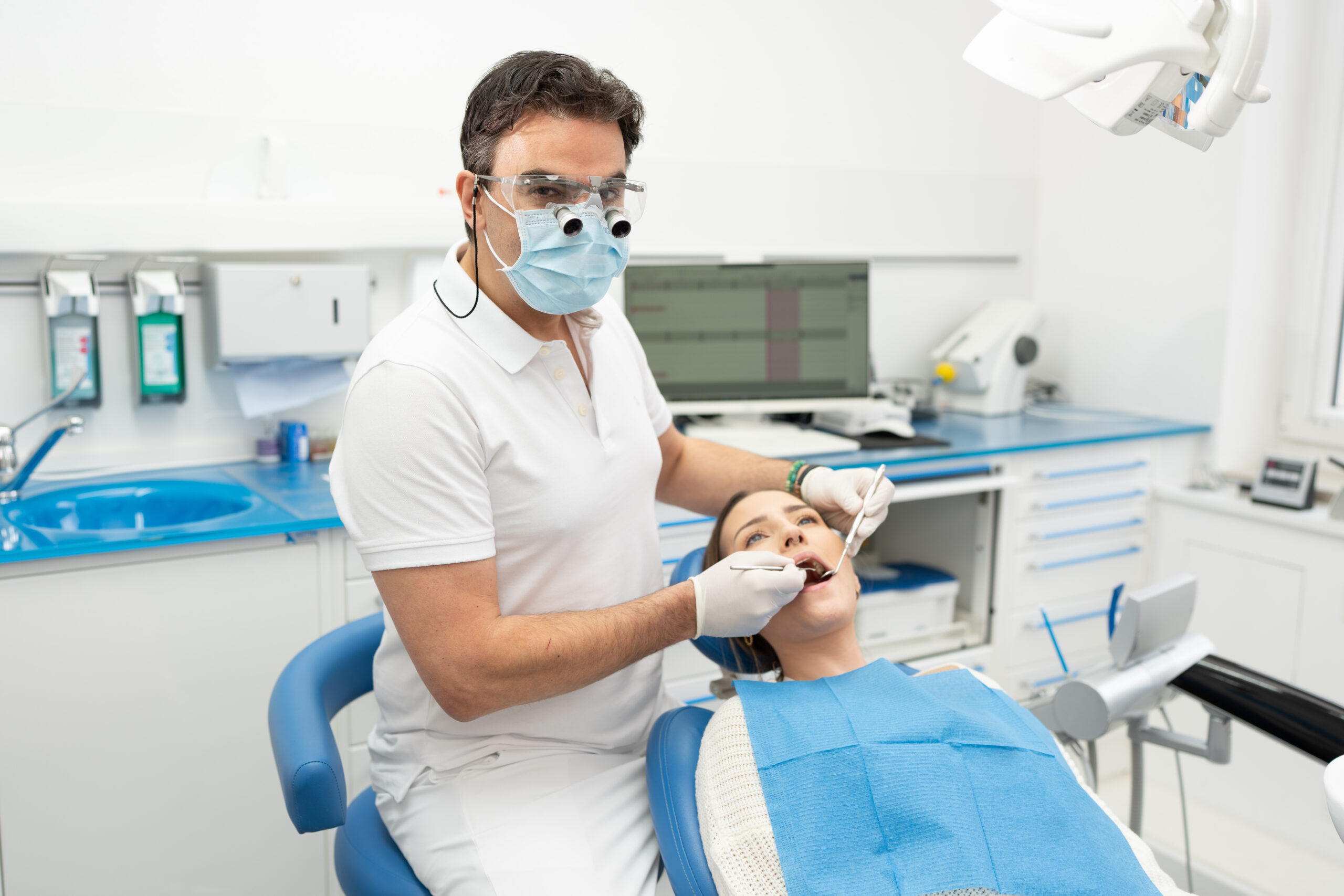 Prophylaxe München, Stachus Innenstadt Zahnarzt Dr. Fakhoury mit Lupe