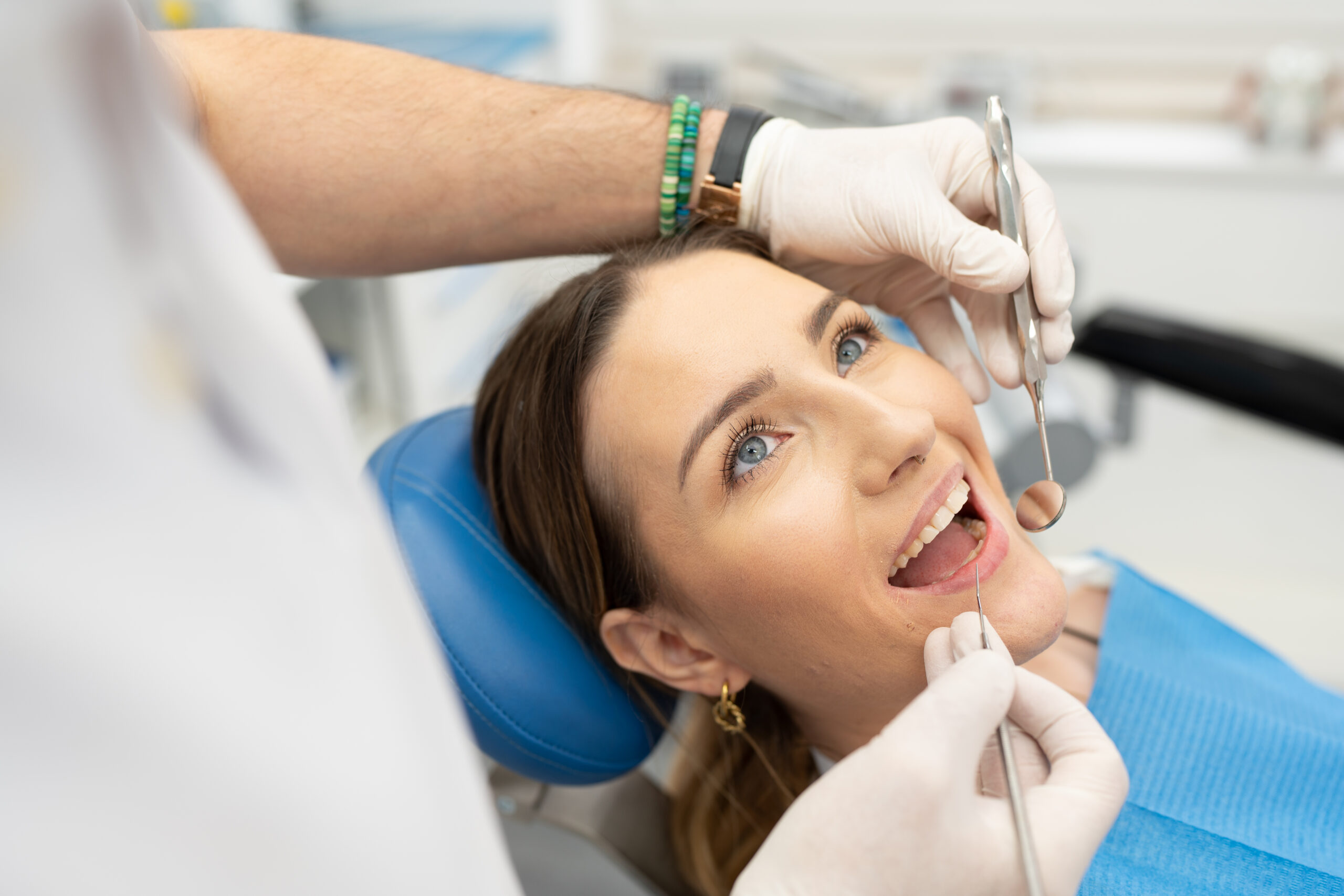 Zahnersatz München, Stachus Innenstadt Zahnarzt Dr.Fakhoury mit Patientin